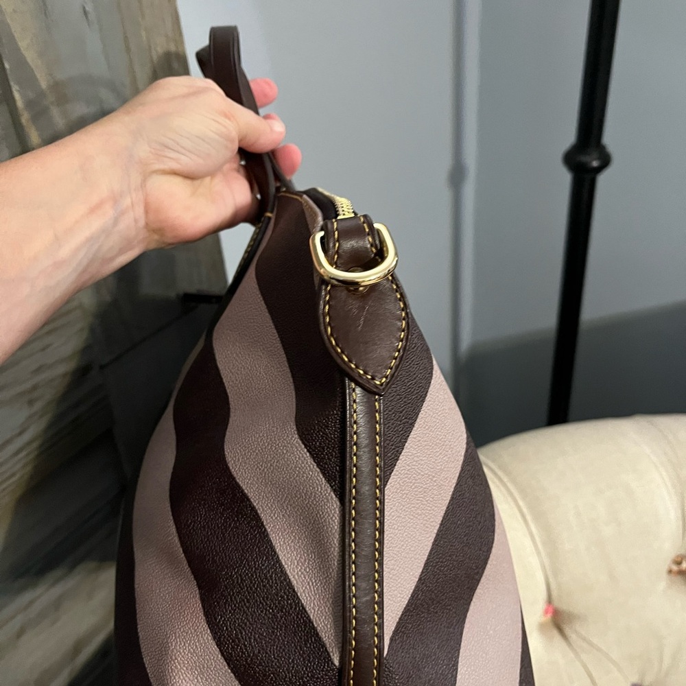 Dooney & Bourke, Chevron Bag,New condition - Picture 3 of 16